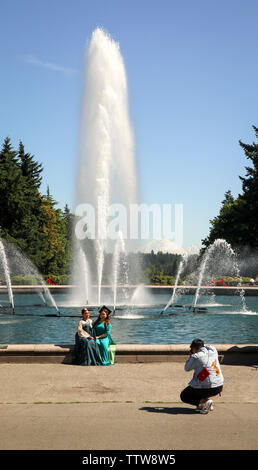 Famiglia asiatica prendendo le foto di graduazione a Drumheller Fountain, Università di Washington, Seattle campus, Seattle, Washington, Stati Uniti d'America Foto Stock