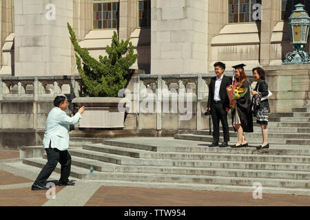 Famiglia asiatica prendendo la laurea di foto su Washington University campus di Seattle, Seattle, Washington, Stati Uniti d'America Foto Stock