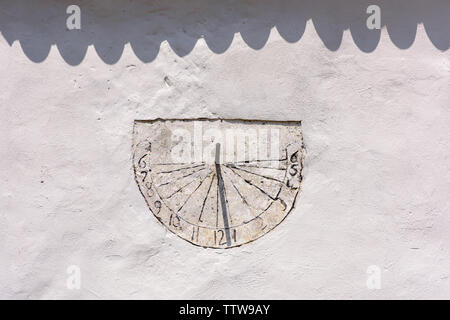 Antica Meridiana - Transilvania Romania. Antico orologio solare sulla parete di una chiesa rurale in Romania. Foto Stock
