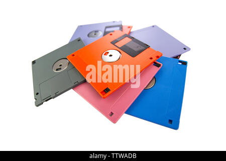 Un disco floppy , chiamato anche un floppy, dischetto o disco appena erano un onnipresente forma di archiviazione di dati isolati su sfondo bianco Foto Stock