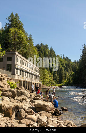 I turisti al di fuori del Snoqualmie Falls Centrale Idroelettrica numero 2 , WASHINGTON, STATI UNITI D'AMERICA Foto Stock