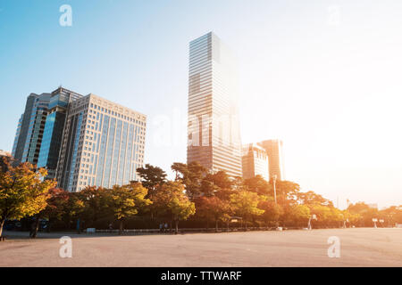 Svuotare pallacanestro vicino a edifici moderni Foto Stock