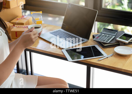 Il cliente riceve molti da pacco consegna dopo lo shopping online Foto Stock