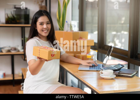 Il cliente riceve molti da pacco consegna dopo lo shopping online Foto Stock
