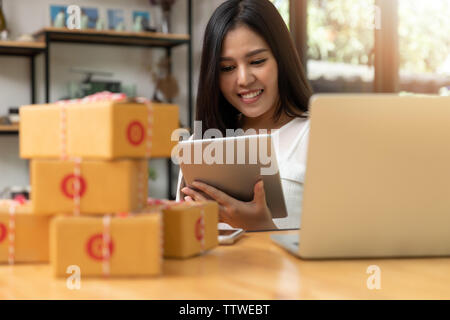 Il cliente riceve molti da pacco consegna dopo lo shopping online Foto Stock