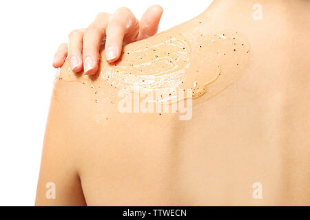 Vista ingrandita della giovane donna scrub applicando sul suo corpo, isolato su bianco Foto Stock