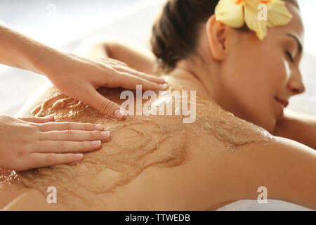 Giovane donna ricevere massaggio scrub in spa salone Foto Stock