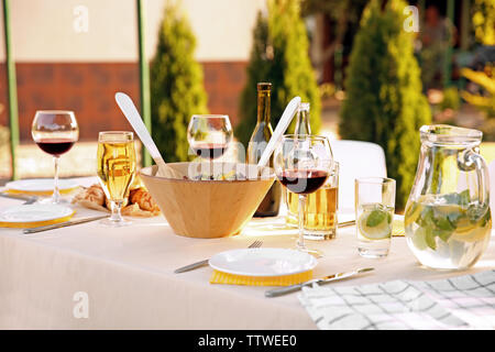 La tabella con il cibo e le bevande servite per picnic nel giardino Foto Stock