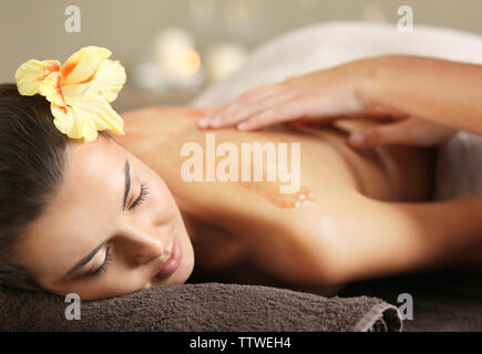 Giovane donna ricevere massaggio scrub in spa salone Foto Stock