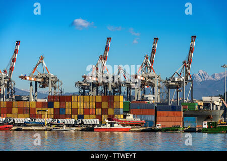 Dock commerciale di La Spezia con nave container e gru. Porto in Liguria, mare Mediterraneo, Italia, Europa Foto Stock