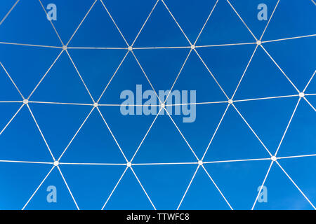 Metallo reticolo bianco in forma di forme geometriche su uno sfondo di cielo blu, close up Foto Stock