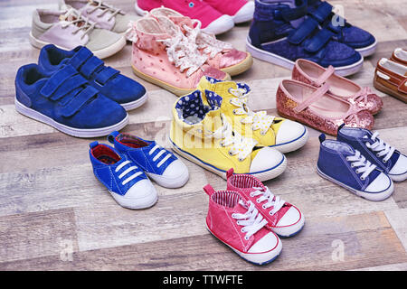 Colorate scarpe per bambini sul pavimento Foto Stock