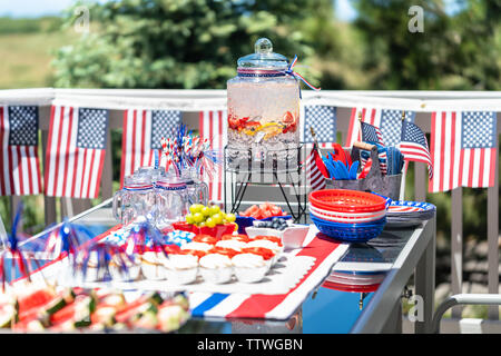 Tavolo con cibo e bevande insieme per celebrare il 4 luglio sul cortile del retro. Foto Stock