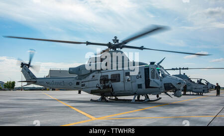 Un UH-1Y Venom elicottero con Marine Attacco leggero elicottero Squadron 775, Marine Aircraft Group 41, quarto aeromobile marino ala, si prepara a prendere il via al Canadian Forces Base lago freddo, Canada, 15 giugno 2019, a sostegno di Sentinel il bordo 19. La Riserva Marina svolge un componente critico per la Marine Corps' forza totale e la formazione come SE19 contribuisce a garantire che le unità di riserva di efficacia in combattimento e la conoscenza per il mondo a livello di distribuzione. (U.S. Marine Corps photo by Lance Cpl. Jose Gonzalez) Foto Stock