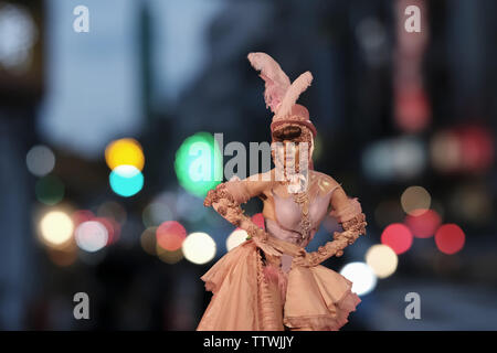 TAIPEI - 18 maggio 2019. Una persona in costume celebra a Taipei mentre la legislazione viene approvata il 17 maggio 2019 dando alle coppie gay il diritto di sposarsi. Taiwan becom Foto Stock