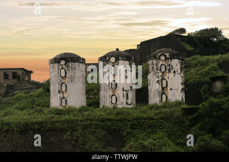 Vista dei vecchi tubi di scarico che rilasciavano gas di scarico tossici quando era in funzione presso l'ex impianto di fonderia chiamato 13 livelli o Shuinandong Smelter chiamato anche Palazzo di Potala delle miniere di montagna, che era un impianto di selezione e fusione di minerali situato ai piedi del Jinguashi area mineraria costruita su una collina nei primi anni '1930 durante l'era coloniale giapponese per gestire l'enorme quantità di oro e rame che fuoriescono dalle miniere della zona. Lianxin Village, Ruifang District, New Taipei, Taiwan Foto Stock