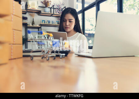 Il cliente riceve molti da pacco consegna dopo lo shopping online Foto Stock