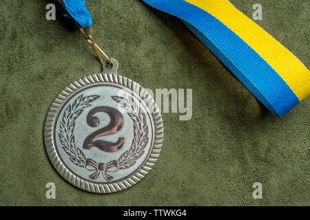 Medaglia d'argento con un giallo e blu ribbon. Close-up Foto Stock