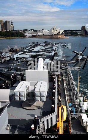 190618-N-RI884-1241 SYDNEY (15 giugno 2019) Marinai e Marines uomo le rotaie a bordo dell'assalto anfibio nave USS Wasp (LHD 1) come la nave arriva a Sydney per un regolarmente programmata visita porta. Wasp, ammiraglia della Vespa Anfibia Gruppo pronto, con avviato 31 Marine Expeditionary Unit, è operativo nell'Indo-Pacifico regione per migliorare l'interoperabilità con i partner e servire come una pronta risposta forza per qualsiasi tipo di emergenza. (U.S. Foto di Marina di Massa lo specialista di comunicazione 1a classe Daniel Barker) Foto Stock