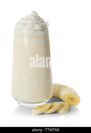 Milk Shake con fettine di banana su sfondo bianco Foto Stock