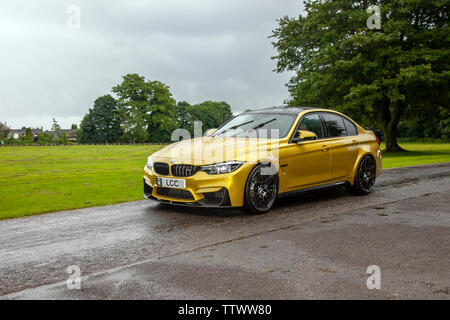 2015 giallo oro BMW M4 coupé al Leyland Festival, Regno Unito Foto Stock