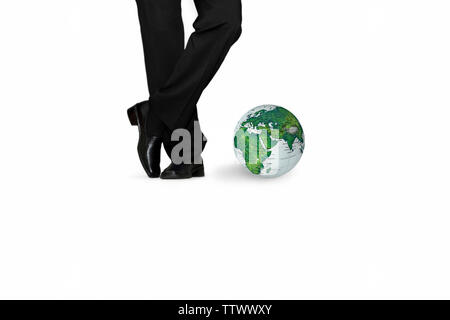 Vista in sezione bassa di un uomo d'affari con globo Foto Stock