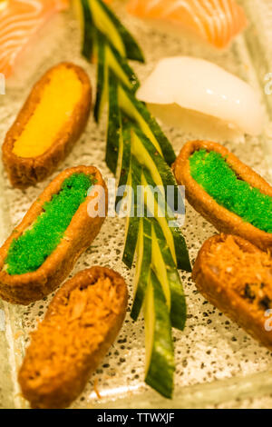Colorato delizioso sushi set display sul tavolo Foto Stock