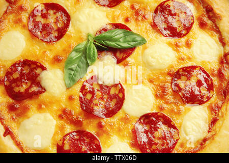 In casa salsiccia per pizza pizza, close up Foto Stock