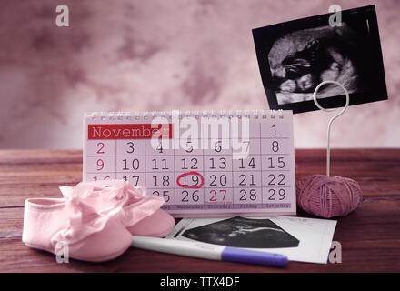 Calendario con marchio, immagine ad ultrasuoni di ragazzi e bambini scarpe sulla tabella Foto Stock