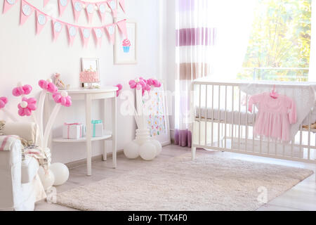 Interno della stanza per bambini decorata per la festa di compleanno Foto Stock