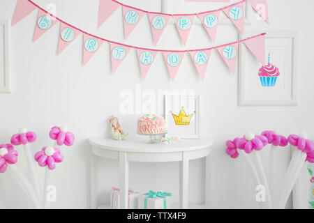 Interno della stanza per bambini decorata per la festa di compleanno Foto Stock