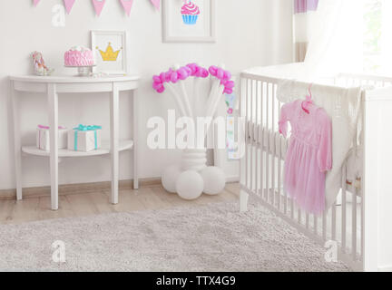 Interno della stanza per bambini decorata per la festa di compleanno Foto Stock