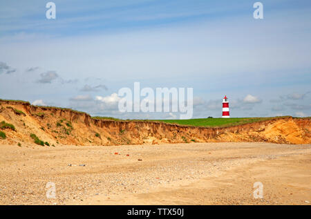 Una vista di soft erodendo scogliere sulla costa di Norfolk a Happisburgh, Norfolk, Inghilterra, Regno Unito, Europa. Foto Stock