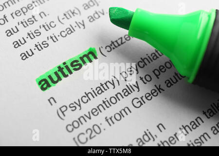 Evidenziato in verde parola autismo sulla pagina del dizionario Foto Stock