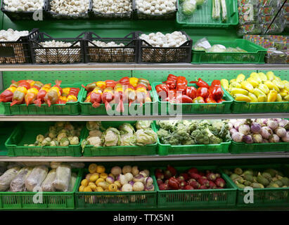 Ortaggi freschi nel supermercato Foto Stock