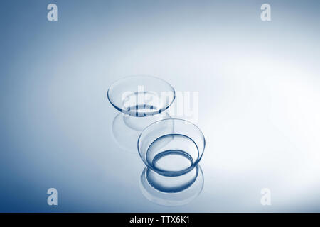 Coppia di lenti a contatto su sfondo chiaro, vista ravvicinata. Medicina e vision concept Foto Stock