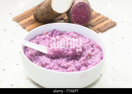 Viola filato di patate crema di farina e di latte Foto Stock