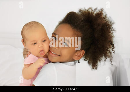 Ragazza con la sua sorellina, primo piano Foto Stock