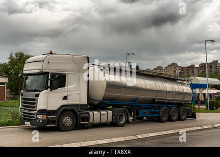 Serbatoio carrello parcheggiato su per la strada della città, vicino alla stazione di gas Foto Stock