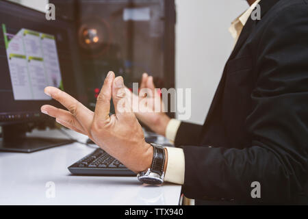 Chiudere la mano degli uomini fare yoga presso la reception. Foto Stock