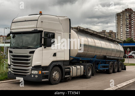 Serbatoio carrello parcheggiato su per la strada della città, vicino alla stazione di gas Foto Stock