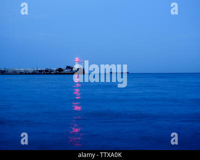 Faro al tramonto nel crepuscolo in tempo chiaro in Crimea. Foto Stock