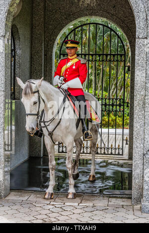 Una guardia a cavallo al cancello del Palazzo reale a Kuala Lumpur, Malesia Foto Stock