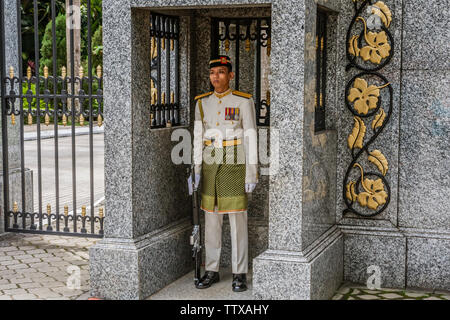 Una guardia alla porta del Palazzo Reale di Kuala Lumpur Foto Stock