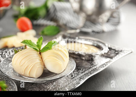 Gustose fragole con il cioccolato bianco sul vassoio d'argento Foto Stock