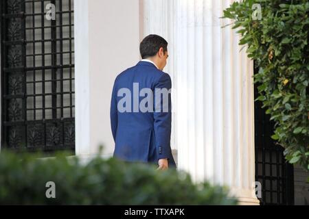 Il Primo Ministro greco, Alexis Tsipras, entra nel suo ufficio dopo il suo incontro con il presidente Greco Prokopis Pavlopoulos,. Tsipras ha visitato la Grecia del presidente di formalmente chiamata per lo scioglimento del parlamento ed elezioni anticipate il 7 luglio seguente il suo partito la pesante sconfitta alle elezioni europee nel mese scorso. Foto Stock