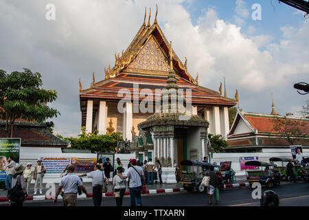 Il cancello di ingresso al Tempio del Buddha reclinato (Wat Pho a Bangkok Foto Stock