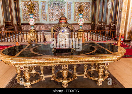 Il tavolo riccamente decorato con un orologio nel Palazzo Beylerbeyi, Istanbul Foto Stock