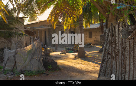 Alba nei locali di un villaggio Africano. Zanzibar, Tanzania Africa Foto Stock