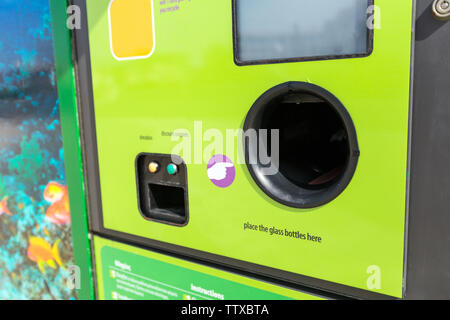 Reverse Vending macchina di riciclaggio. Foto Stock